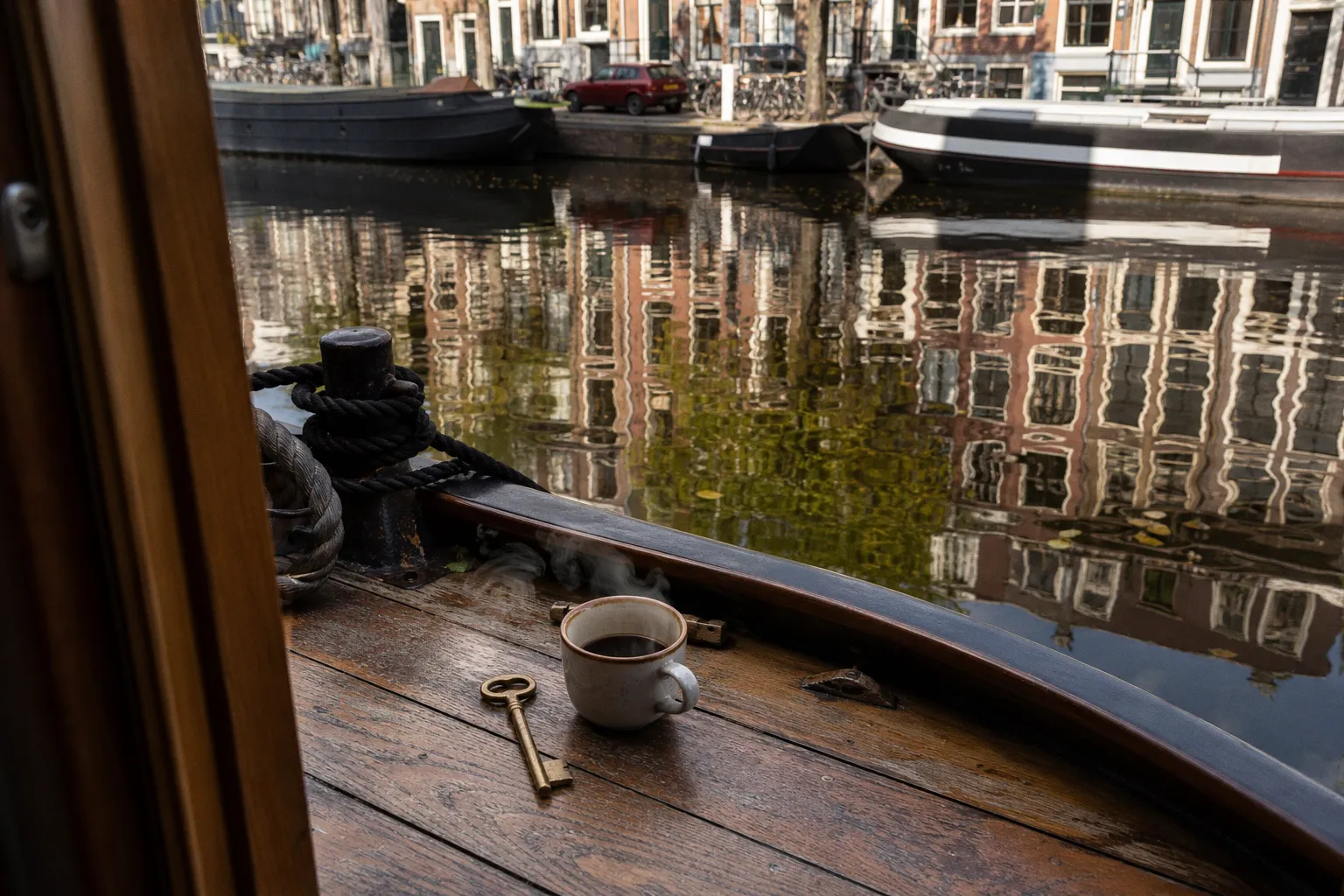 Amsterdam en péniche ou à l'hôtel : le dilemme de Chloé