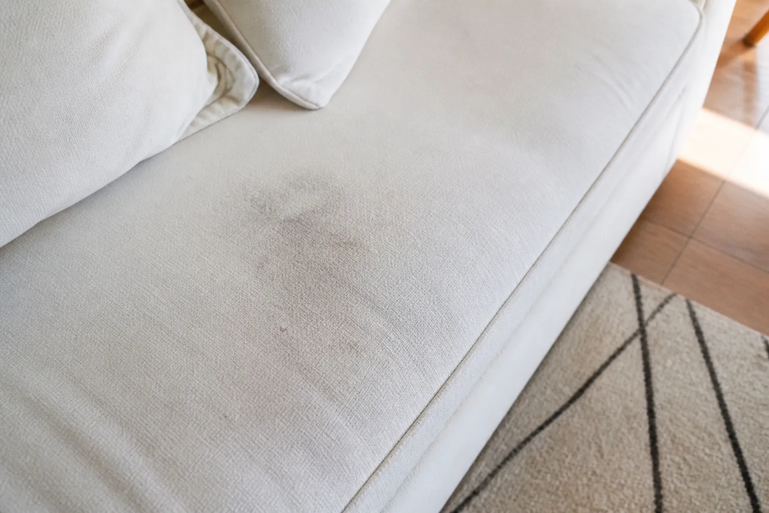 Canapé en tissu blanc : mon erreur déco après un an