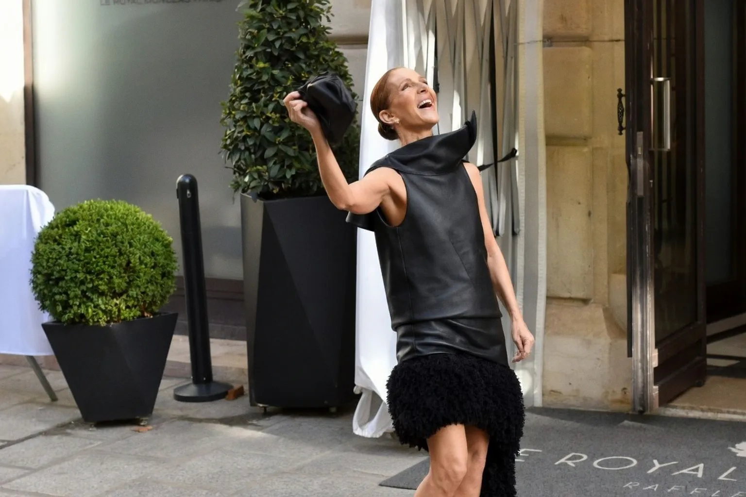 Céline Dion à Paris : décryptage stylistique de ses tenues de scène urbaines