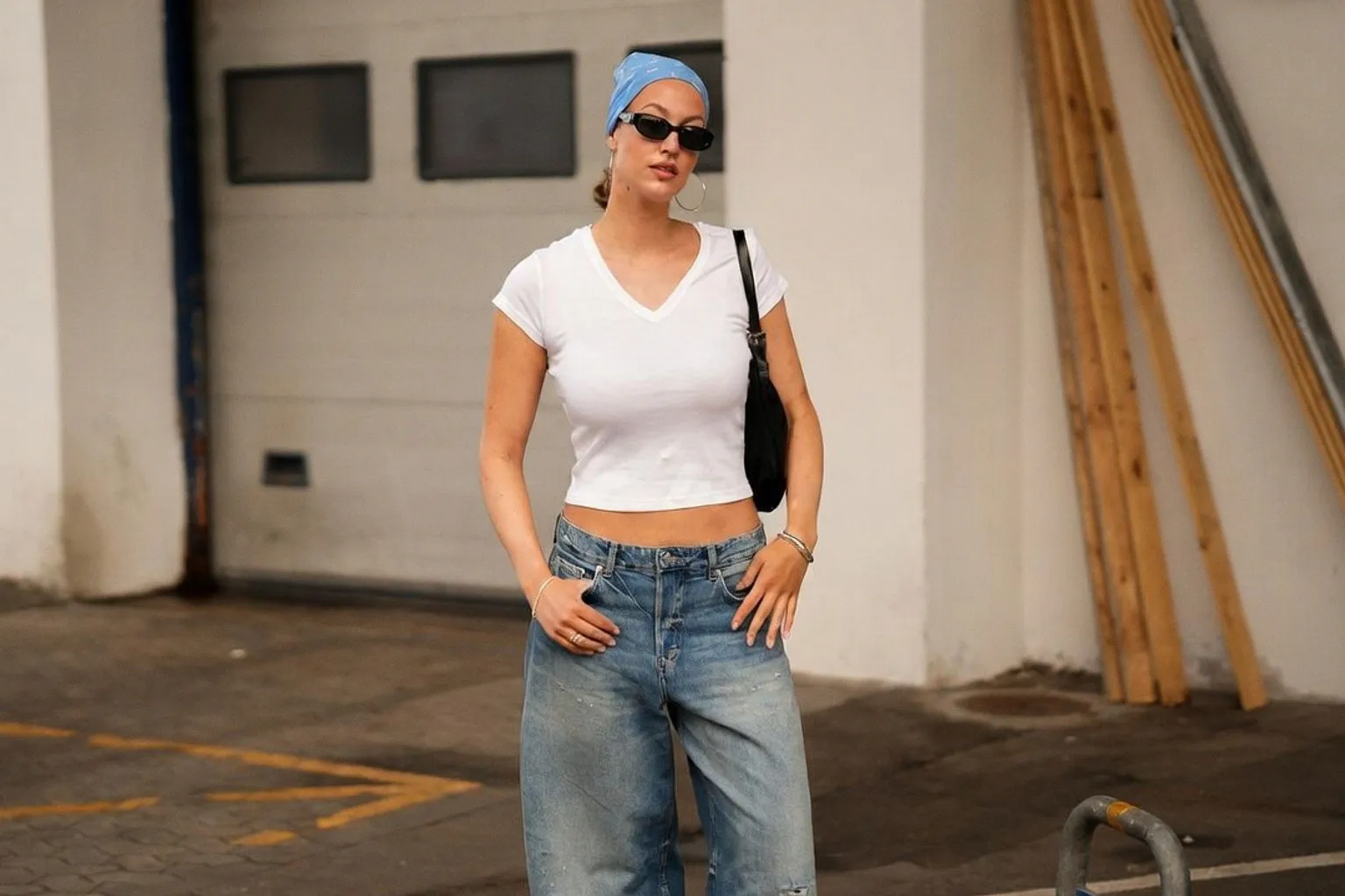 Comment adopter le jean baggy, la pièce denim incontournable de la saison