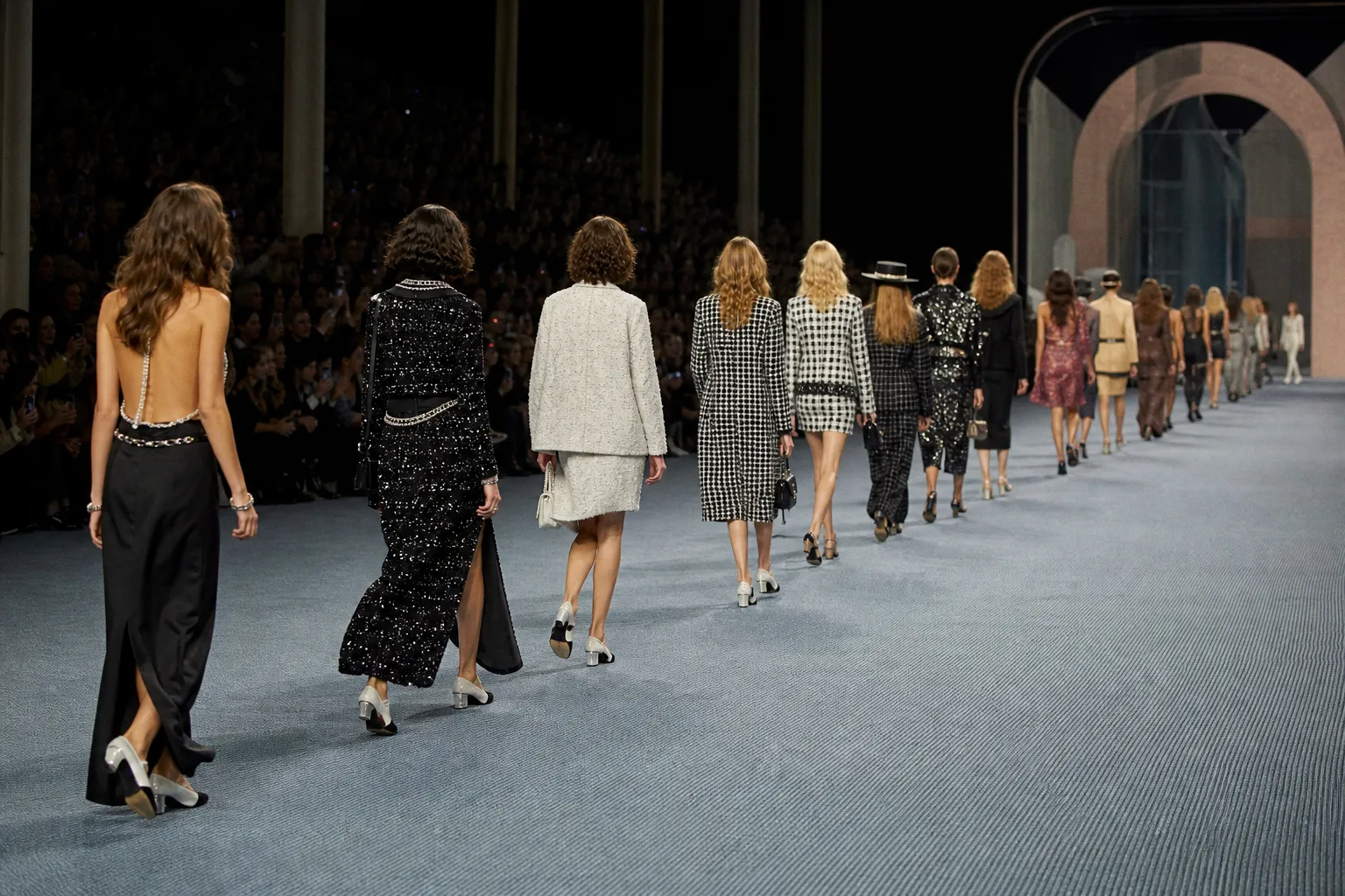 Défilé Chanel : décryptage des 10 silhouettes marquantes de la collection