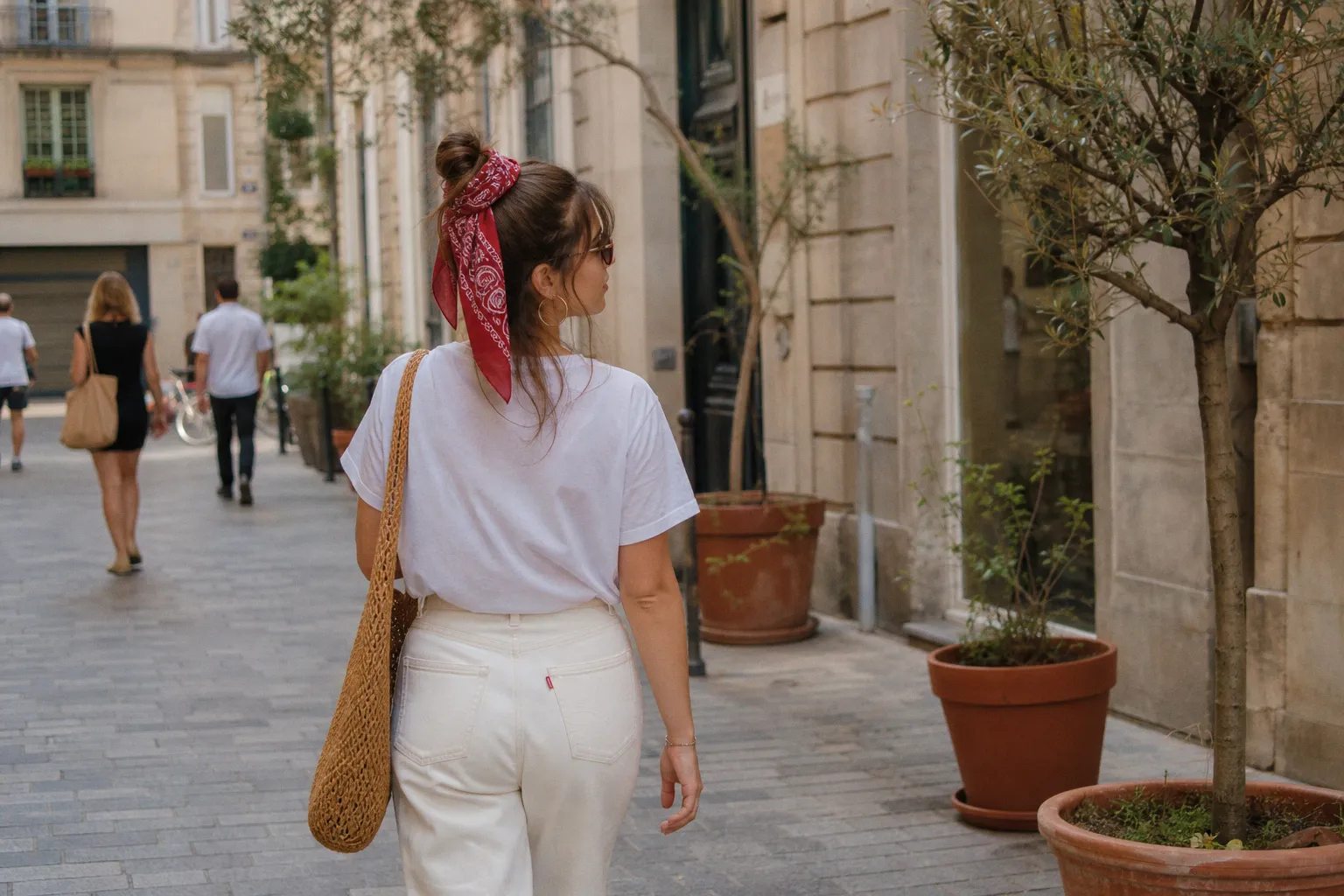 Le bandana : pourquoi cet accessoire rétro domine les tendances mode de l'été