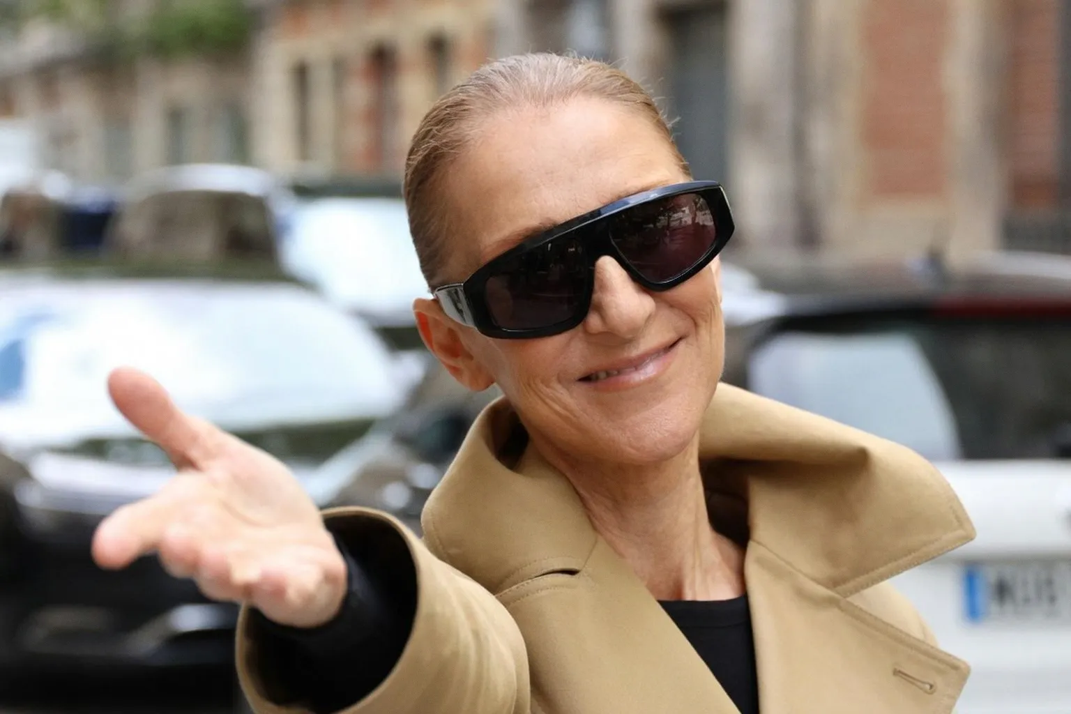 Le trench-coat s'impose comme la pièce maîtresse de votre vestiaire de rentrée