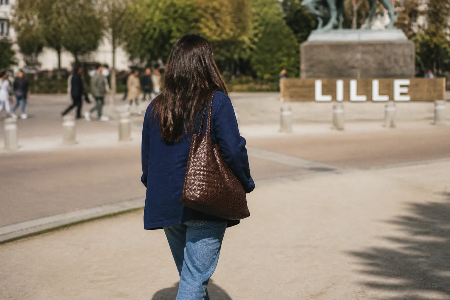 Pourquoi le cabas en cuir tressé détrône le panier de plage cet été