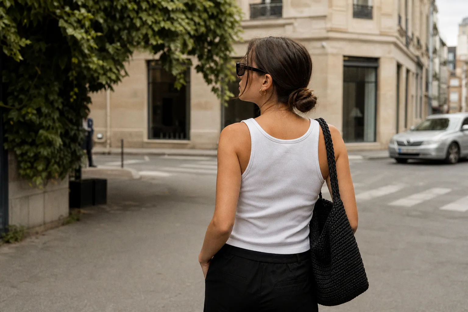 Pourquoi le débardeur blanc reste indétrônable face aux tendances éphémères