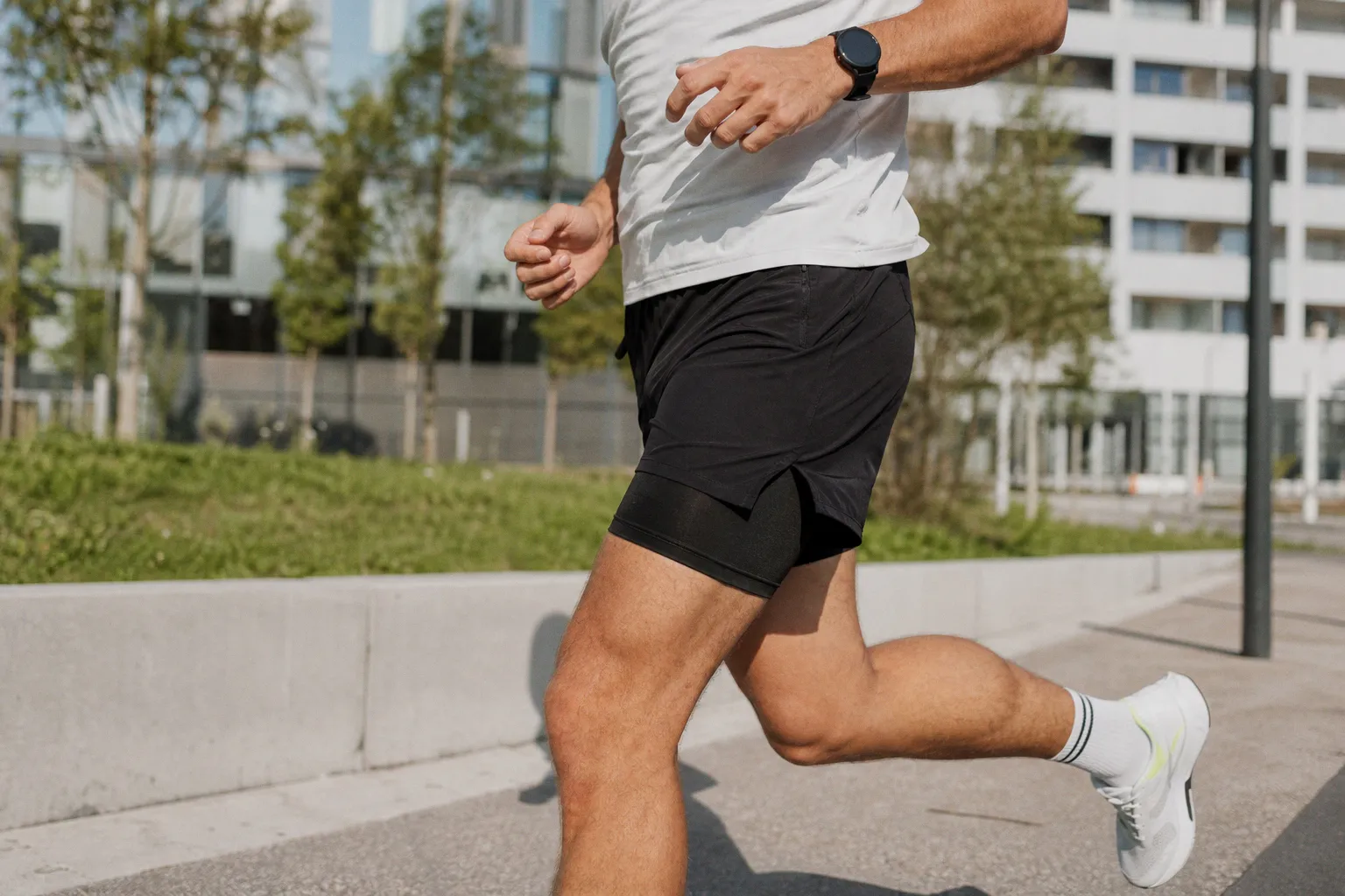 Short de sport Decathlon : pourquoi ce modèle 2-en-1 est l'allié confort de votre été